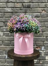 Цветочная композиция из Гипсофила и Розы в шляпной коробке в Поселок имени Степана Разина