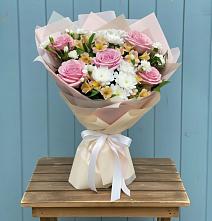 Букет цветов из:  Гвоздики, Орхидеи и Розы в Поселок имени Степана Разина