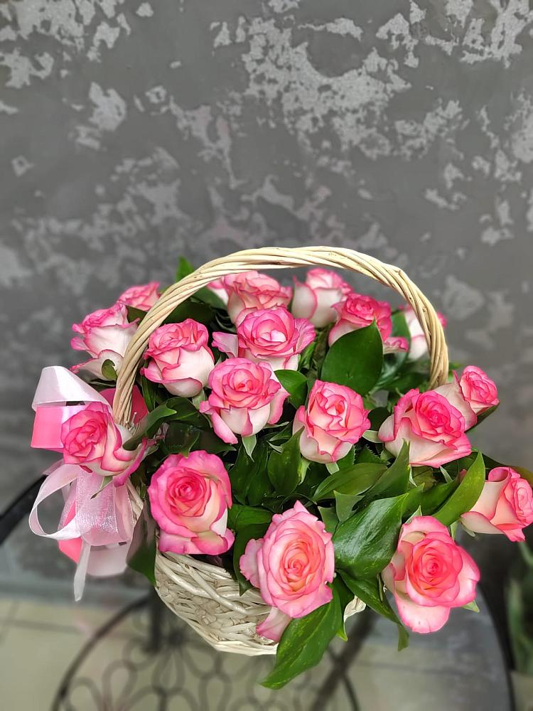 Цветочная композиция из Розы в корзине в Поселок имени Степана Разина