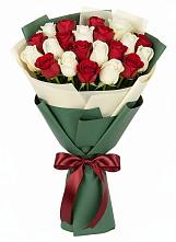 Букет Микс из красных и белых роз в Поселок имени Степана Разина