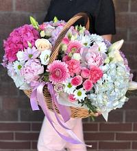 Композиция солнечный день в Поселок имени Степана Разина Цветочная композиция из Розы, Хризантемы, Пионы и Лизиантусы в корзине в Поселок имени Степана Разина