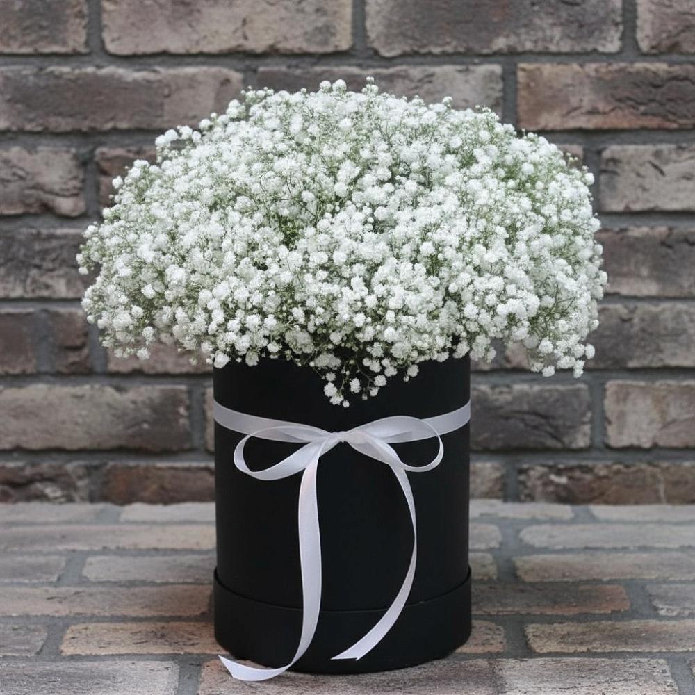 Цветочная композиция из Гипсофила в шляпной коробке в Поселок имени Степана Разина