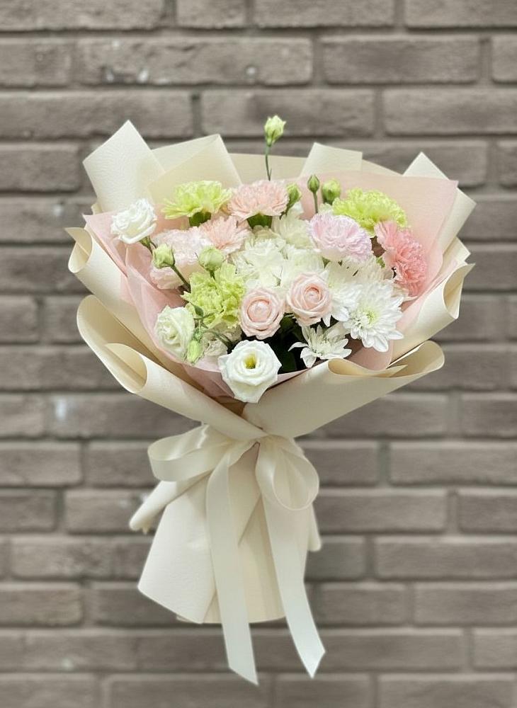 Букет цветов из: Гвоздики, Розы, Лизиантусы и Хризантемы в Поселок имени Степана Разина