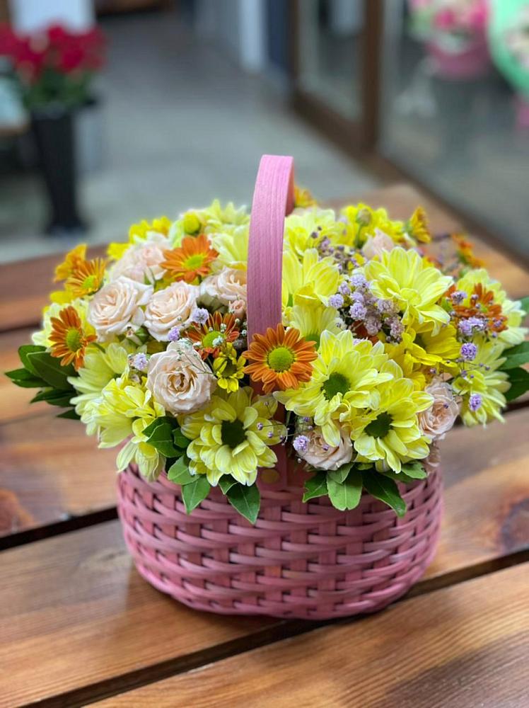 Цветочная композиция из Хризантемы и Розы в корзине в Поселок имени Степана Разина