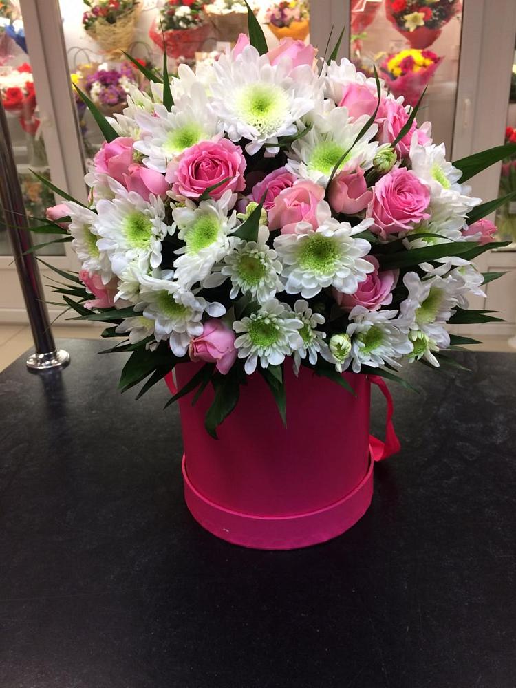 Цветочная композиция из Розы и Хризантемы в шляпной коробке в Поселок имени Степана Разина