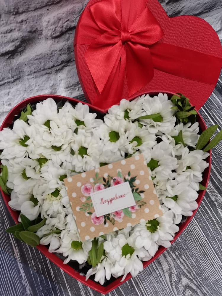 Цветочная композиция из Хризантемы в виде сердца в Поселок имени Степана Разина